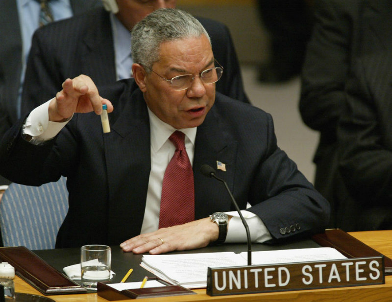 Госсекретарь США Колин Пауэлл демонстрирует ампулу с белым порошком