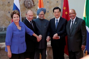 (L-R) Brazil's President Dilma Rousseff, Russia's President Vladimir Putin, India's Prime Minister Manmohan Singh, China's President Hu Jintao and South African President Jacob Zuma pose for a picture after a BRICS leaders' meeting in Los Cabos June 18, 2012.  The leaders are in Los Cabos, Mexico, for the G20 Summit.     REUTERS/Victor Ruiz Garcia (MEXICO - Tags: POLITICS) - RTR33TPF