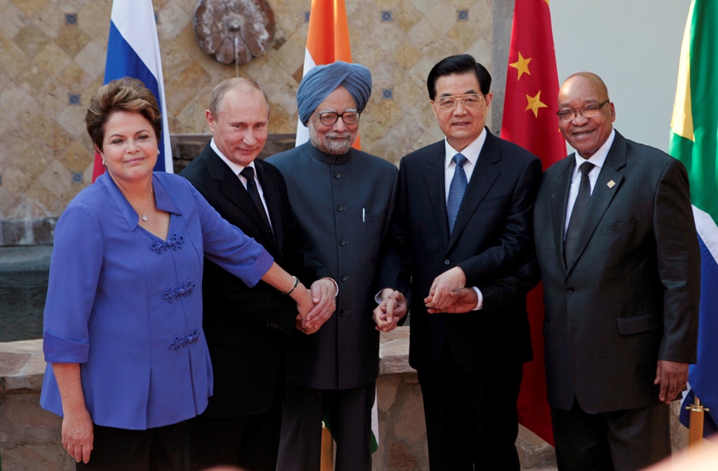 (L-R) Brazil's President Dilma Rousseff, Russia's President Vladimir Putin, India's Prime Minister Manmohan Singh, China's President Hu Jintao and South African President Jacob Zuma pose for a picture after a BRICS leaders' meeting in Los Cabos June 18, 2012.  The leaders are in Los Cabos, Mexico, for the G20 Summit.     REUTERS/Victor Ruiz Garcia (MEXICO - Tags: POLITICS) - RTR33TPF